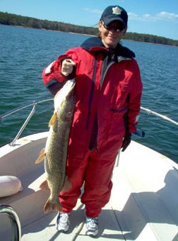 A happy fishing lady, Tawny, and her monsterous 7,5 kg pike.