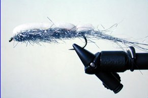 Elokuun perho: Surffilauta Pertsa Kanervan tehoperho koskikalastukseen (6.8.2002)